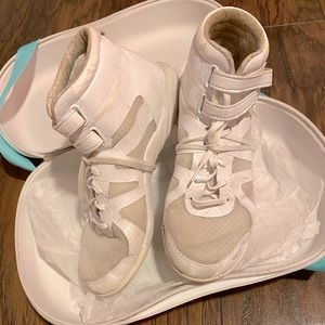 Nfinity beast mid tops cheer shoes// with carying case